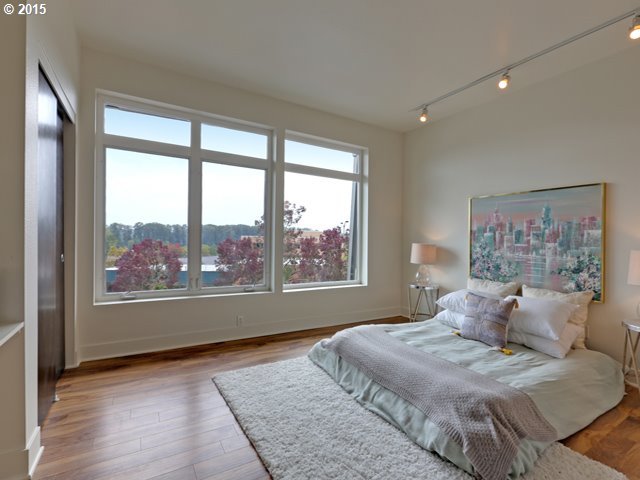 4632 Southwest Kelly Avenue Portland, OR 97239 - Photo 9 of 17