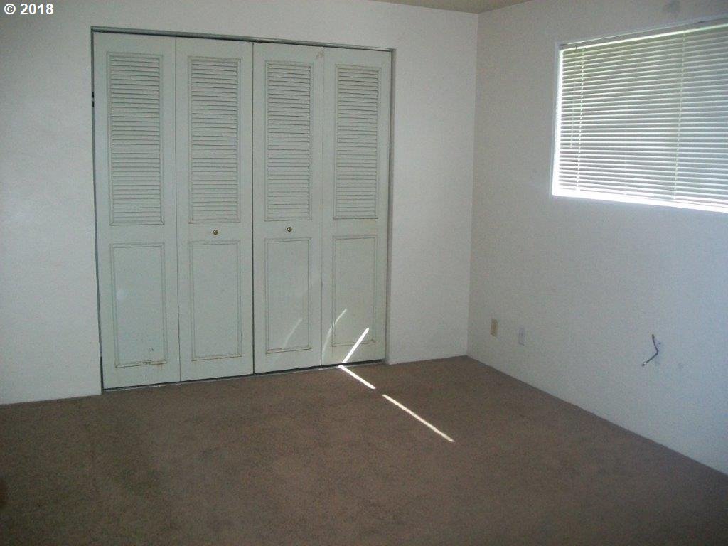 57 U Street Springfield, OR 97477 - Photo 4 of 9