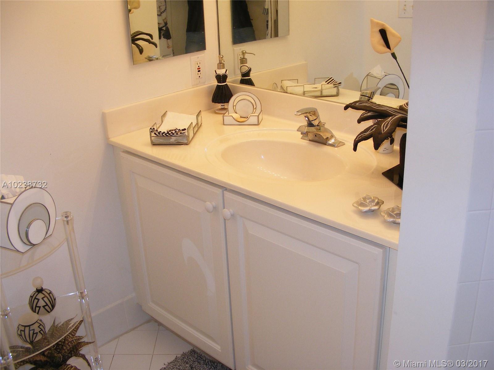 8475 Vía Serena, Unit 8475 Boca Raton, FL 33433 - Photo 13 of 35