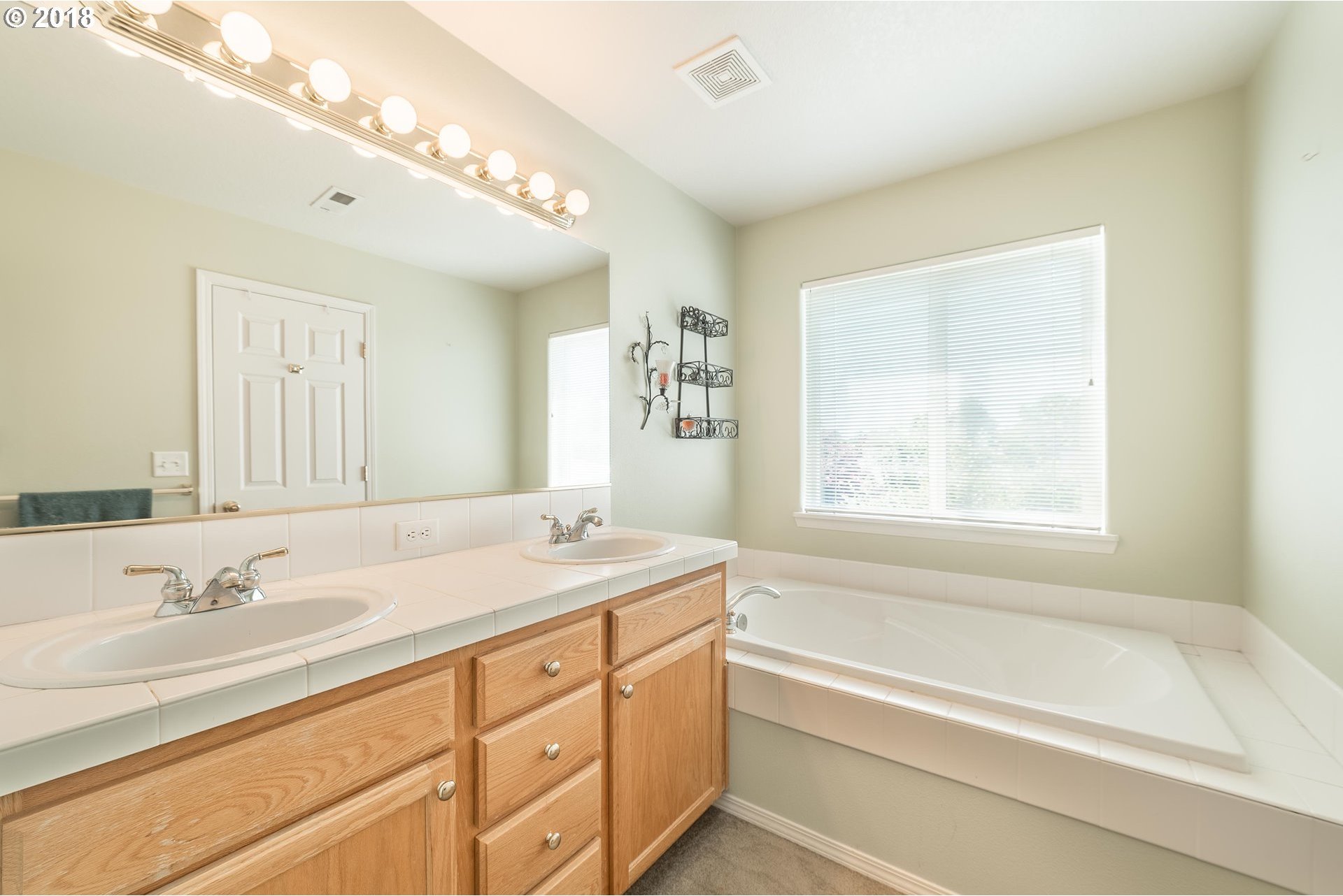 2457 Northeast 10th Avenue Hillsboro, OR 97124 - Photo 15 of 27