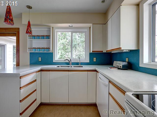 6902 Southwest 65th Avenue Portland, OR 97219 - Photo 6 of 16 Gallery Image 6