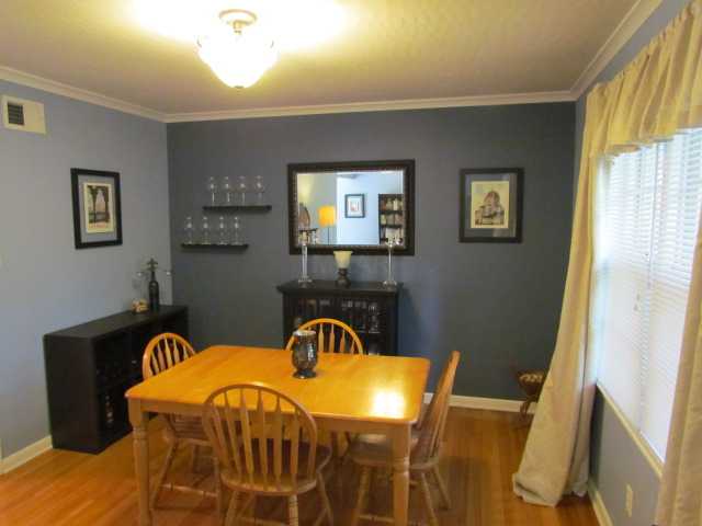 5334 Chickasaw Road Memphis, TN 38120 - Photo 8 of 25 The dining room is perfect for entertaining friends and family, and is convenient to the kitchen as well!