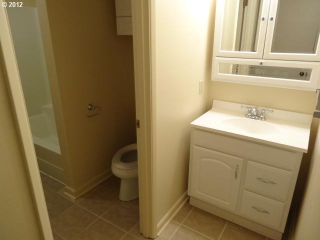 9784 Southwest Tualatin Road, Unit 201 Tualatin, OR 97062 - Photo 10 of 12