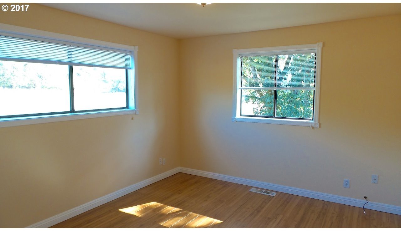 4077 Colonial Road Roseburg, OR 97471 - Photo 21 of 32 Gallery Image 21
