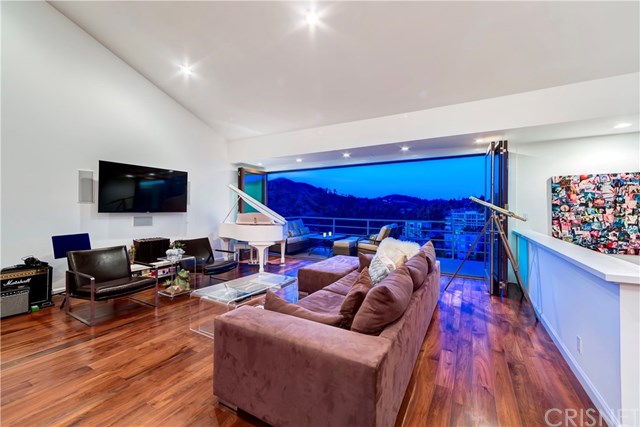 6407 La Punta Drive Los Angeles, CA 90068 - Photo 5 of 19