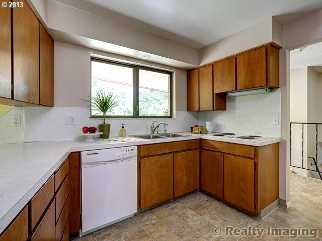 719 Southwest Maplecrest Court Portland, OR 97219 - Photo 6 of 16 Gallery Image 6