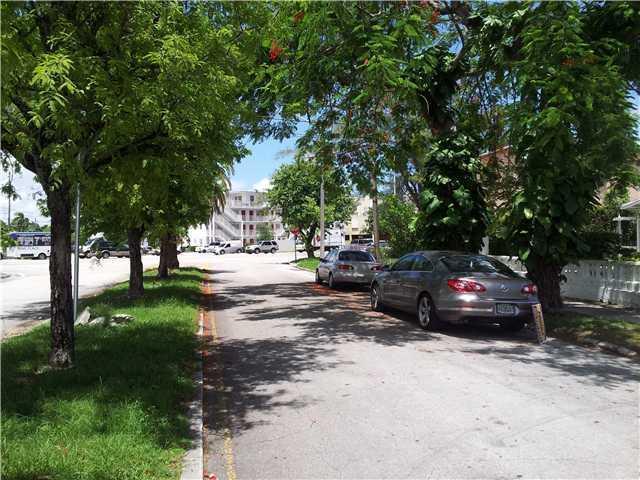 75 Southwest 32nd Court Road Miami, FL 33135 - Photo 8 of 9