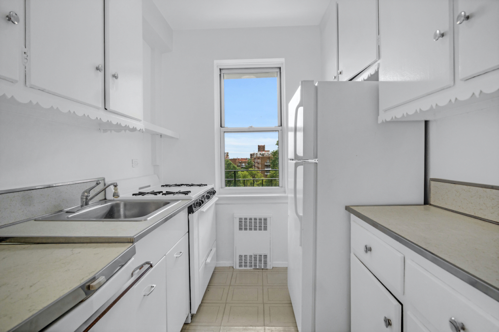 3850 Hudson Manor Terrace, Unit 4BE Bronx, NY 10463 - Photo 4 of 12
