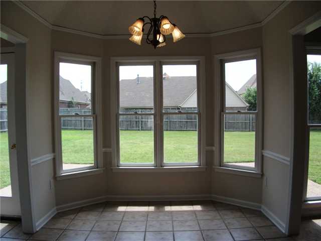 1318 Hidden Ridge Lane Cordova, TN 38016 - Photo 4 of 10 Sunny bay windows in eat-in area