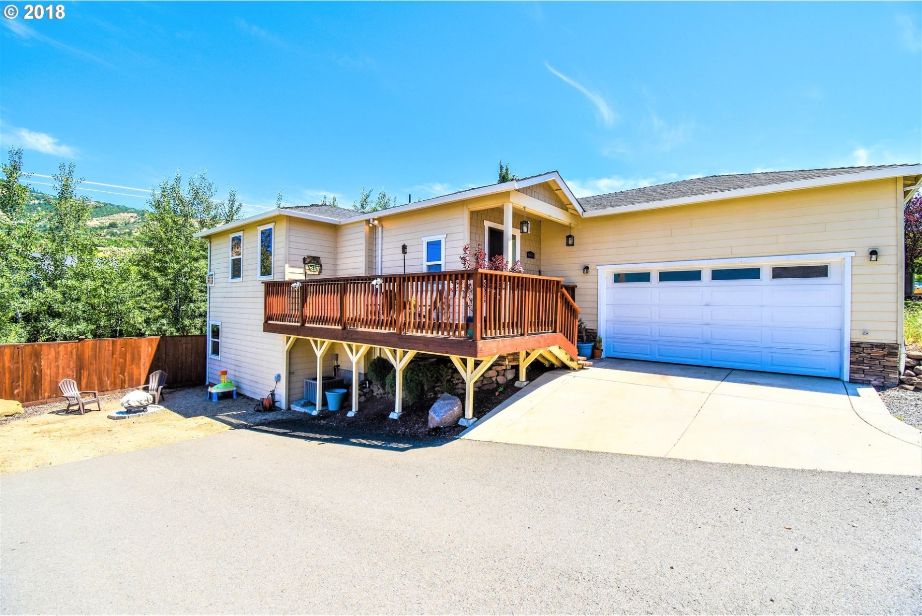 4654 Hillcrest Road Medford, OR 97504 - Photo 2 of 22 Gallery Image 2