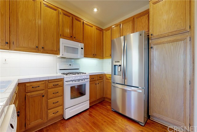 28427 Nicholas Circle Saugus, CA 91350 - Photo 12 of 32