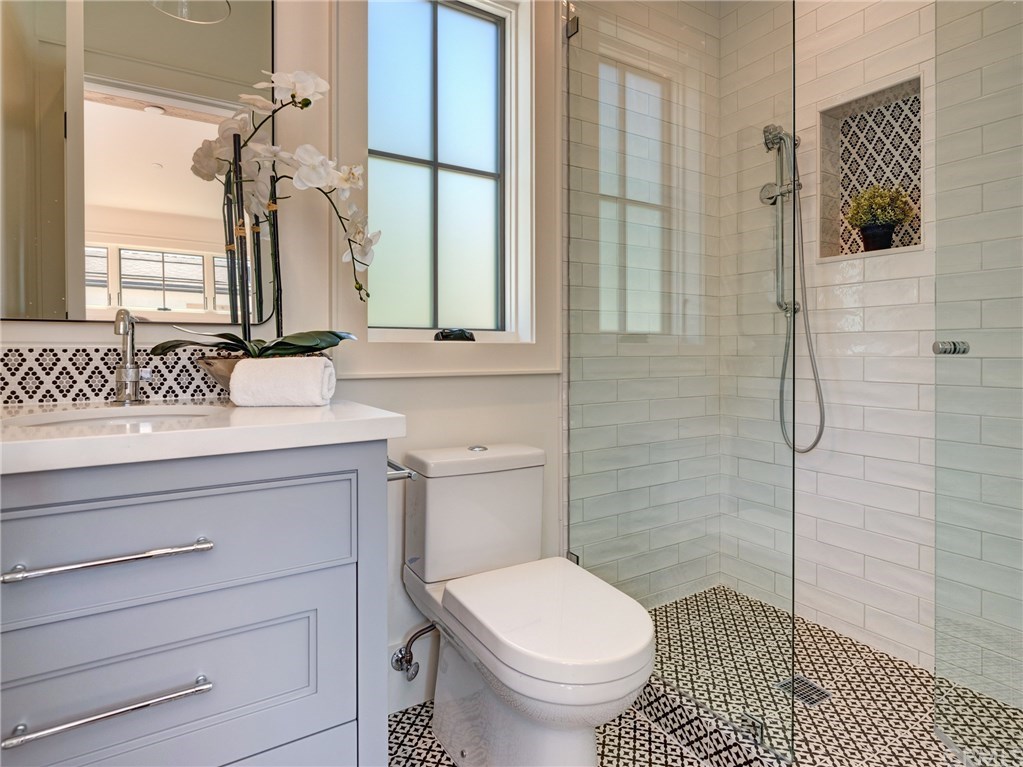 559 31st Street Manhattan Beach, CA 90266 - Photo 32 of 49 Guest/in-law suite bathroom.