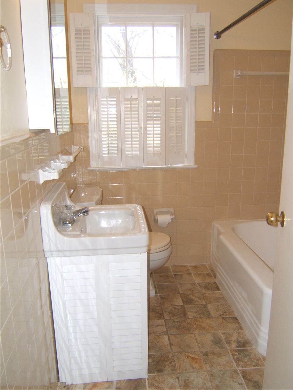 461 North Mendenhall Road Memphis, TN 38117 - Photo 15 of 20 Full bath off hall has new floor and updated vanity. Tub/shower combination, laundry closet with a built-in safe.