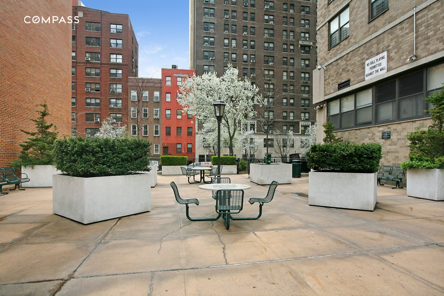 301 East 79th Street, Unit 25R Manhattan, NY 10075 - Photo 10 of 12