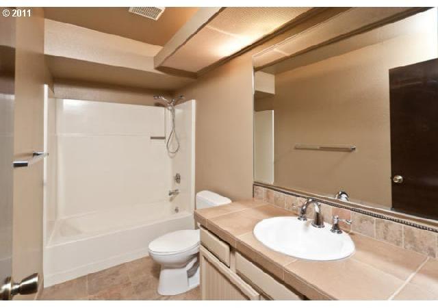 9920 Southwest Quail Post Road Portland, OR 97219 - Photo 10 of 14 Gallery Image 10
