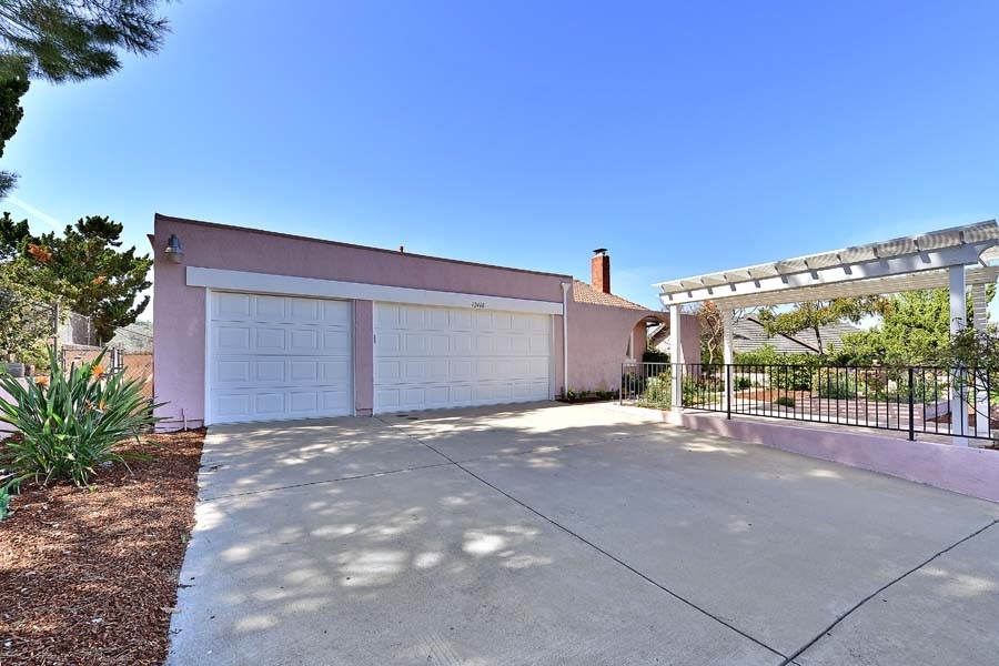 12460 Ridgeton Drive Lakeside, CA 92040 - Photo 3 of 25 Gallery Image 3
