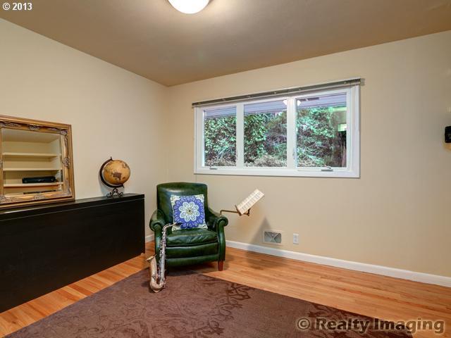 646 Southwest Cheltenham Street Portland, OR 97239 - Photo 10 of 16 Gallery Image 10