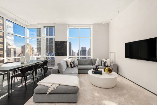 $4,225,000 | 60 East 55th Street, Unit PH1 | Midtown East
