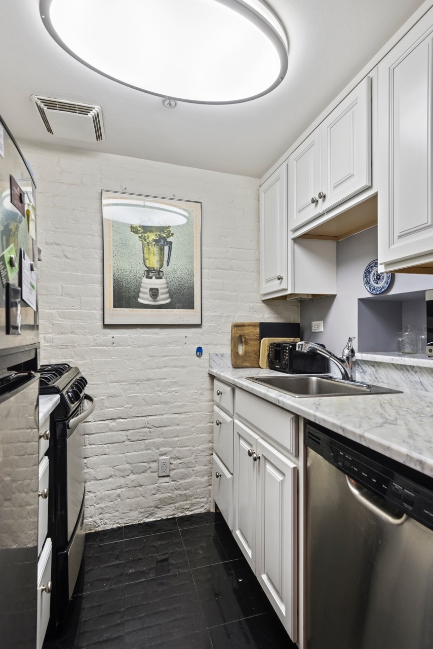 353 West 22nd Street, Unit 1 Manhattan, NY 10011 - Photo 4 of 7