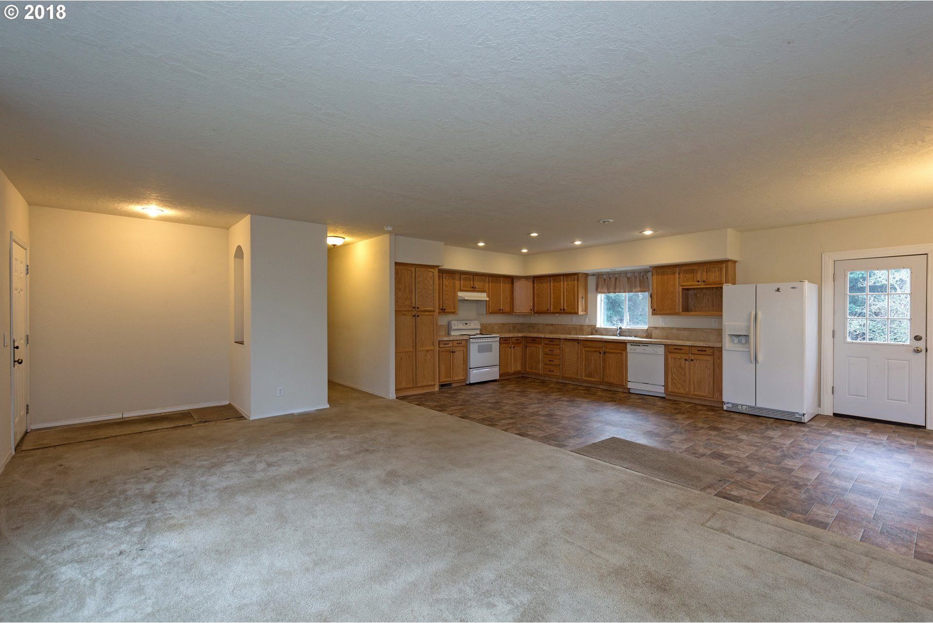 1409 Tucker Road Hood River, OR 97031 - Photo 8 of 32