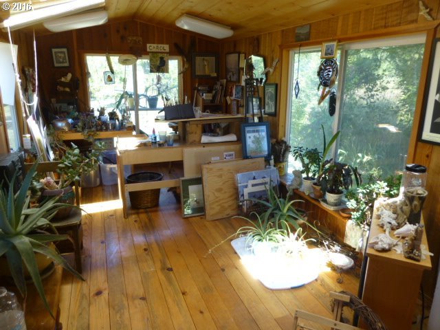 982 East 4th Avenue Riddle, OR 97469 - Photo 17 of 25
