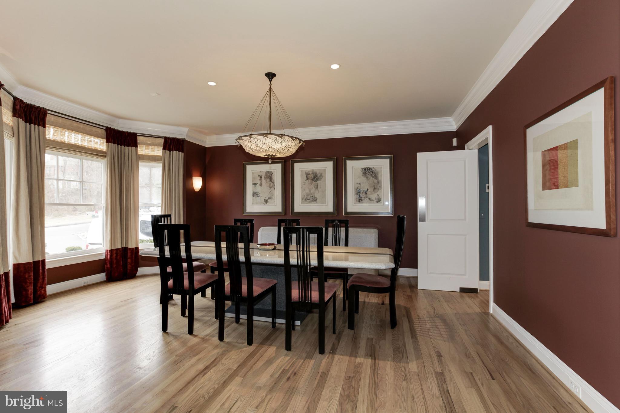 9904 Woodford Road Potomac, MD 20854 - Photo 7 of 30