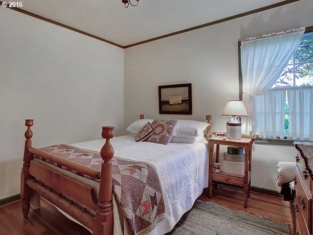 8517 Southwest 58th Avenue Portland, OR 97219 - Photo 20 of 32 Gallery Image 20