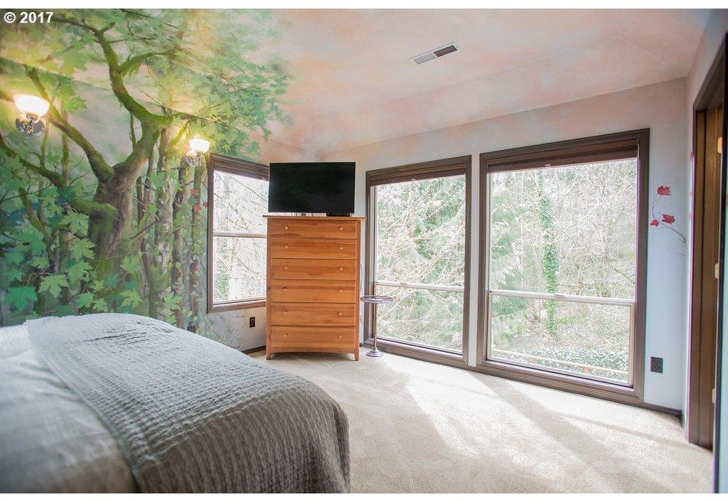 10737 Southwest Inverness Court Portland, OR 97219 - Photo 9 of 32 Gallery Image 9