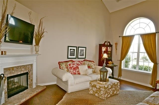 8707 Macon Road Memphis, TN 38018 - Photo 3 of 21 Vaulted ceilings