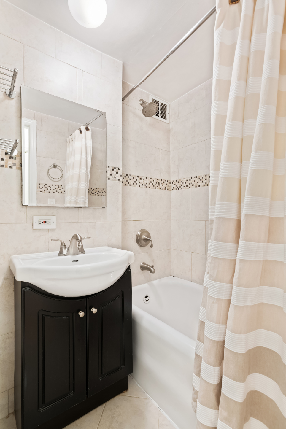 25 Tudor City Place, Unit 1802 Manhattan, NY 10017 - Photo 4 of 7