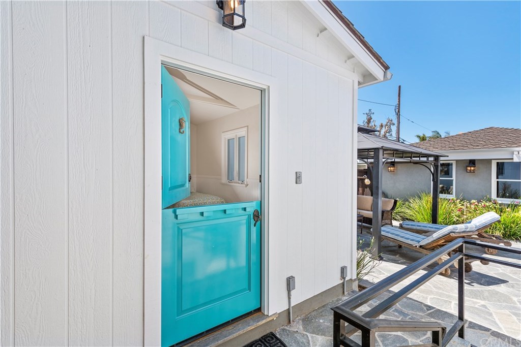 435 Agate Street Laguna Beach, CA 92651 - Photo 19 of 29 Flex space to be used for office, gym, or art studio (currently set up with beds)