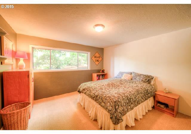 4049 Southwest 40th Place Portland, OR 97221 - Photo 12 of 16