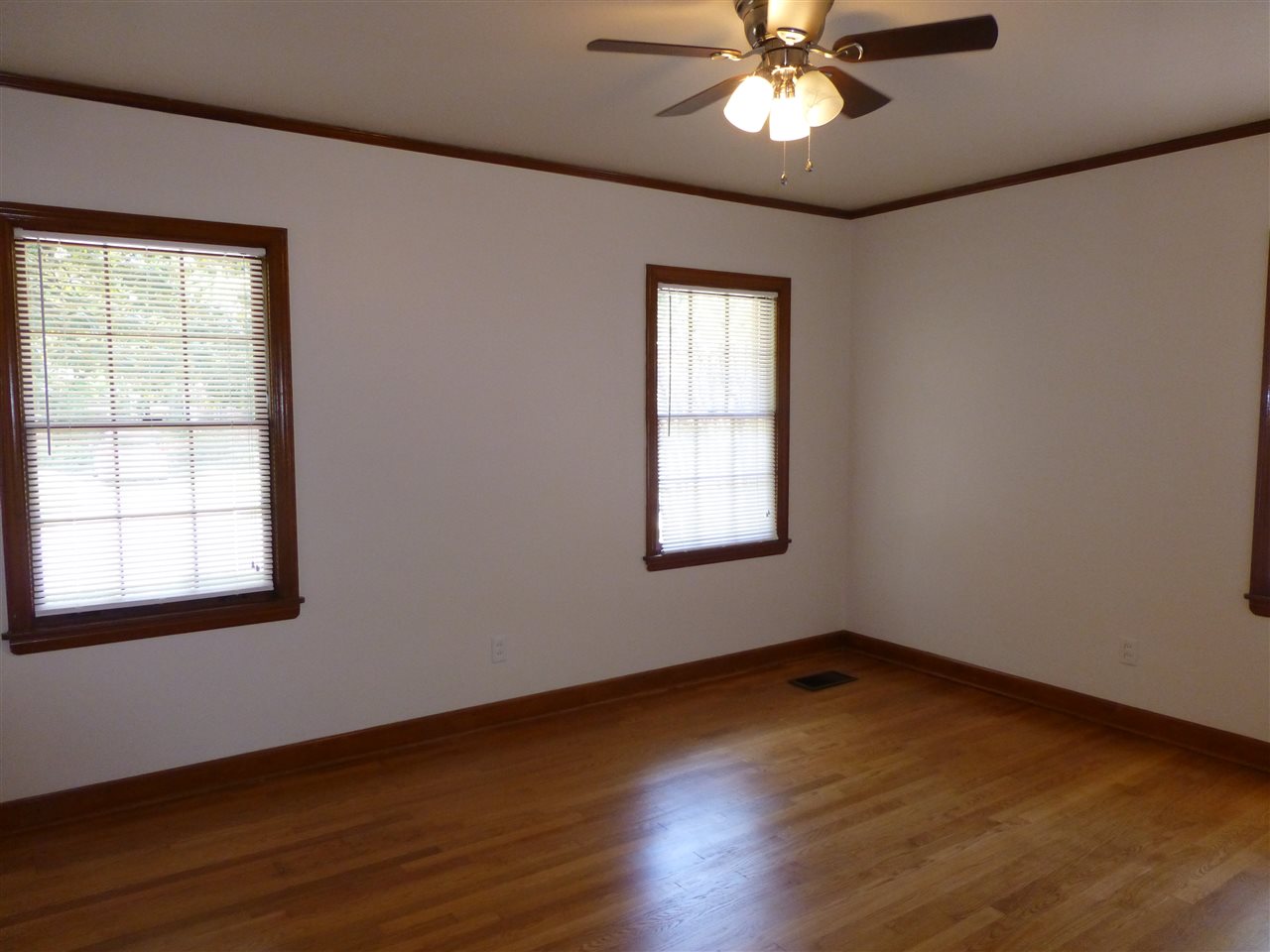 5024 Princeton Road Memphis, TN 38117 - Photo 13 of 18 This is a nice sized room with a generous closet.