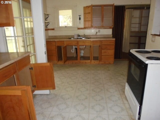 134 4th Avenue Riddle, OR 97469 - Photo 6 of 9