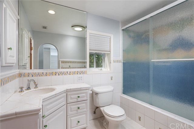 1437 La Perla Avenue Long Beach, CA 90815 - Photo 35 of 43 Upstairs en suite bathroom 4.