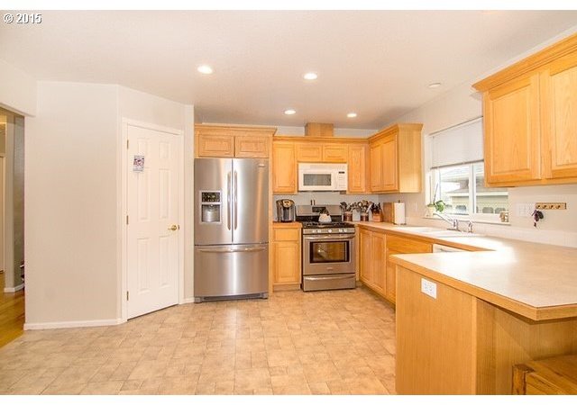 240 Village Drive Winchester, OR 97495 - Photo 4 of 19