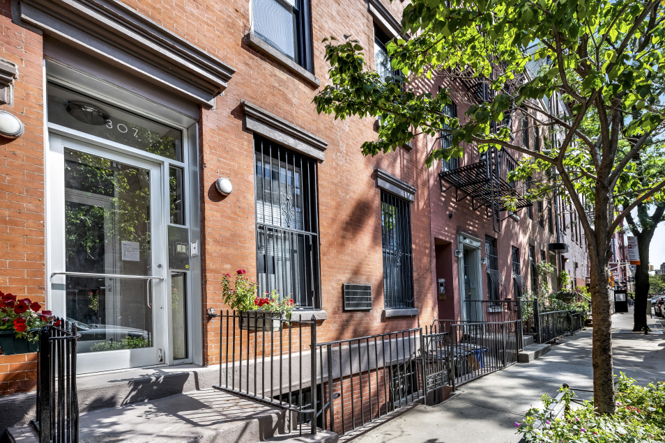 307 W 20th St, Manhattan, NY 10011 - Photo 2 of 4