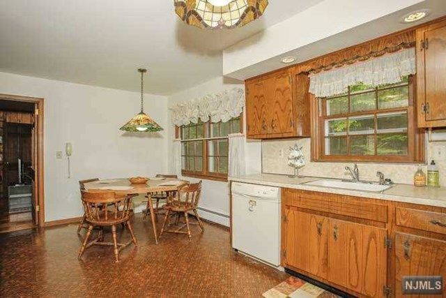 30 Rambling Brook Road Upper Saddle River, NJ 07458 - Photo 8 of 25 Gallery Image 8