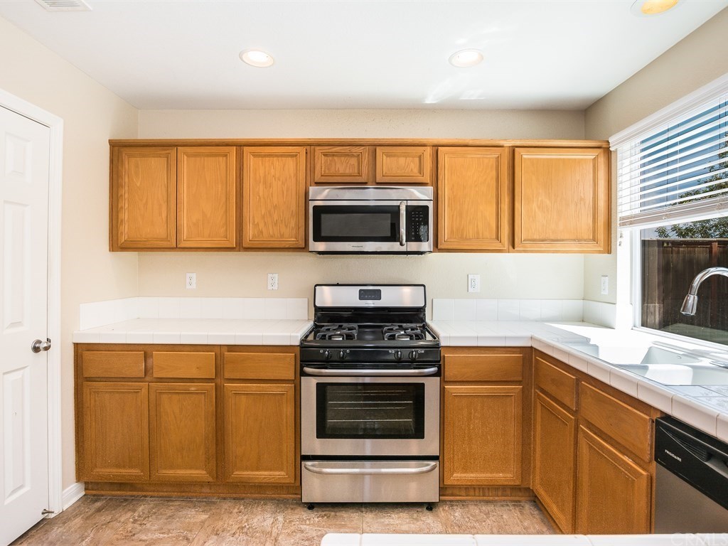 40661 Cartier Street Murrieta, CA 92563 - Photo 14 of 34