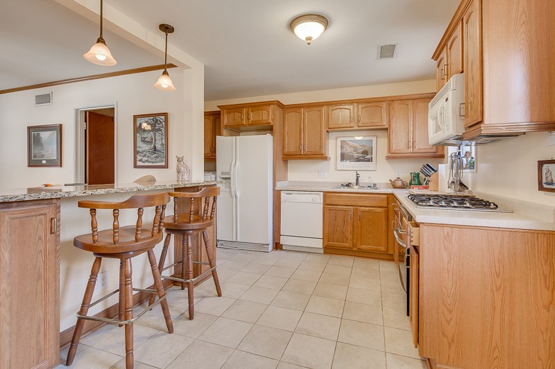 487 Chalmers Road Memphis, TN 38120 - Photo 3 of 12 Open kitchen with breakfast bar and eating area.