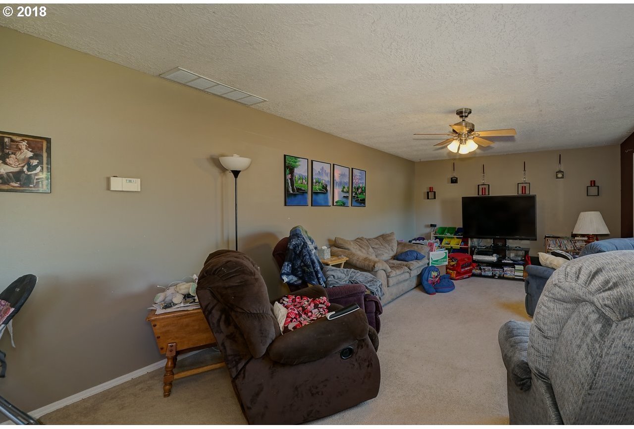 1275 Independence Avenue Woodburn, OR 97071 - Photo 13 of 32