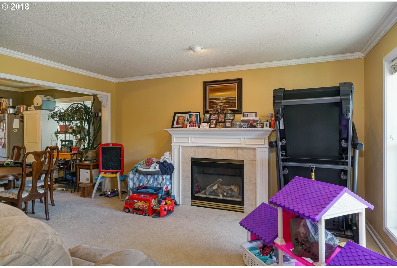 1275 Independence Avenue Woodburn, OR 97071 - Photo 6 of 32