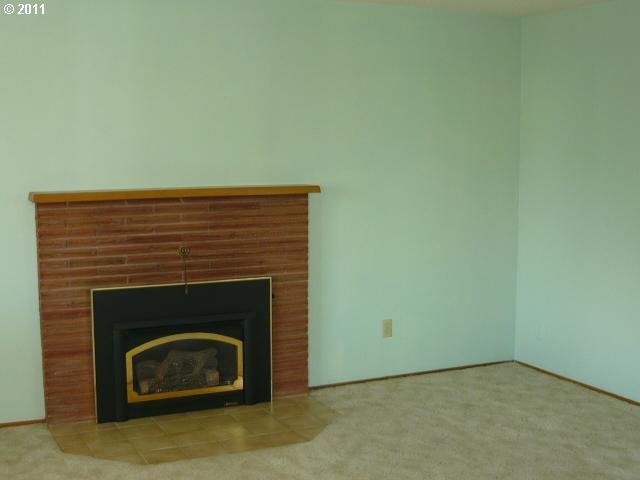 1789 Thompson Road Woodburn, OR 97071 - Photo 4 of 13 Gallery Image 4