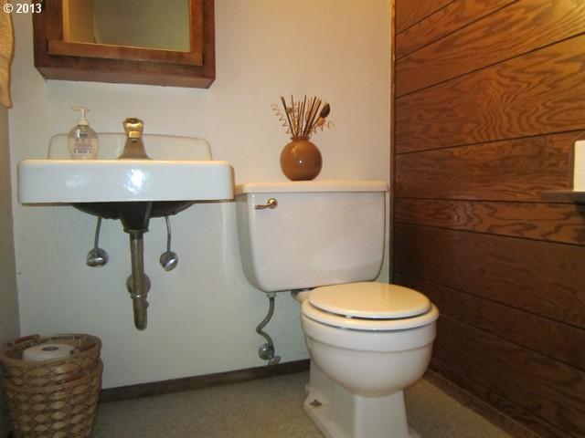 831 Country Club Road Hood River, OR 97031 - Photo 10 of 16 Gallery Image 10