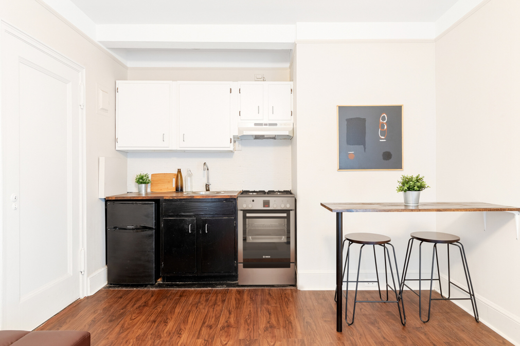 325 West 45th Street, Unit 217 Manhattan, NY 10036 - Photo 3 of 7