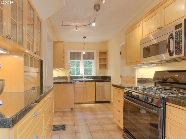 2945 Southwest Fairview Boulevard Portland, OR 97205 - Photo 6 of 30 Gallery Image 6