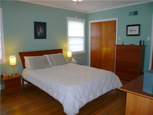 3459 Walnut Grove Road Memphis, TN 38111 - Photo 7 of 12 Hardwood floors and two double closets.