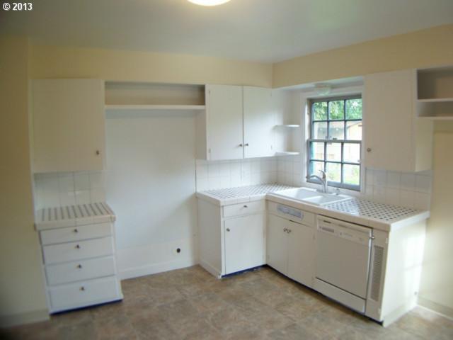 9009 Southeast Reedway Street Portland, OR 97266 - Photo 13 of 15 Gallery Image 13
