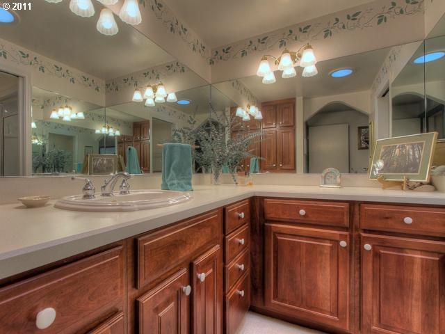 521 Southwest 4th Street Gresham, OR 97080 - Photo 11 of 16 Gallery Image 11