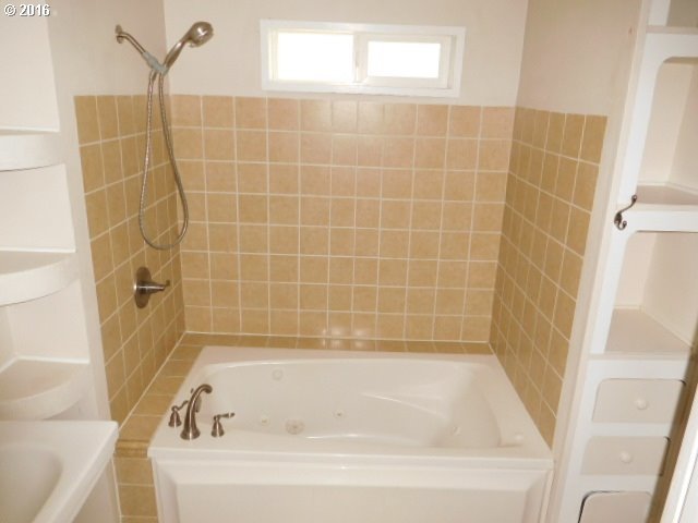 1540 Rainier Road Woodburn, OR 97071 - Photo 8 of 17 Gallery Image 8